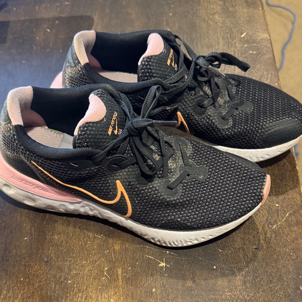 Nike Women's Black and Pink Athletic Shoes